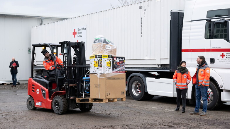 Mitarbeiter des Deutschen Roten Kreuz in Dresden  verladen mit einem Gabelstapler Medikamente und Notstromaggregate für die Ukraine.