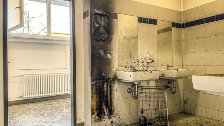 Auf der Toilette der 30. Oberschule ist ein Handtuchspender abgebrannt. Die Polizei ermittelt zur Ursache.