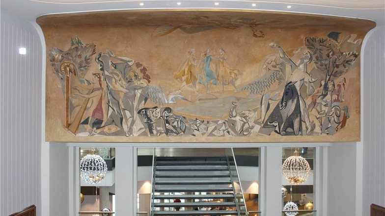 Das historische Wandbild des Dresdner Künstlers Hans Kinder wurde restauriert. Im Hintergrund ist der Durchgang zum Neubau zu sehen.