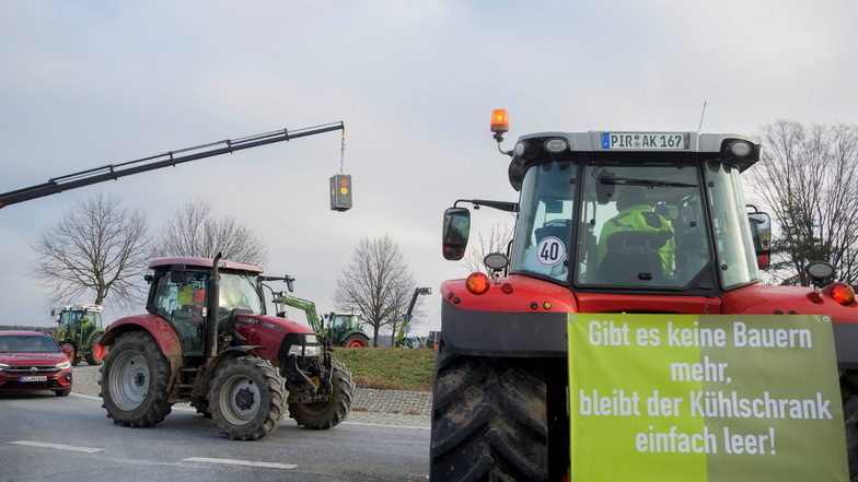 Mit etwa 20 Landmaschinen blockierten die Demonstranten den Kreisverkehr an der B6 in Fischbach.