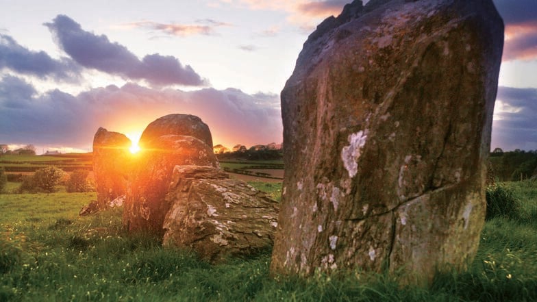 Der Ballynoe Steinkreis thront als eindrucksvolles Zeugnis vergangener Zeiten inmitten der irischen Landschaft und fasziniert Besucher mit seiner geheimnisvollen Aura und seiner archäologischen Bedeutung.