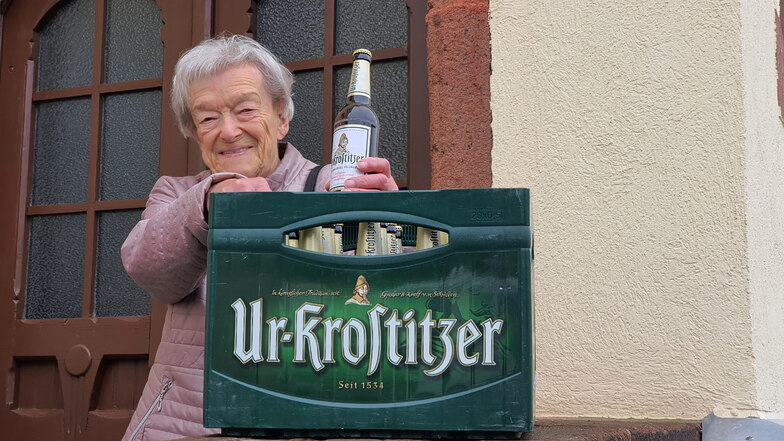 Anneliese Gebhardt aus Ziegra freute sich als Gewinnerin der Vorwoche über einen Kasten Urkrostitzer Pilsner.