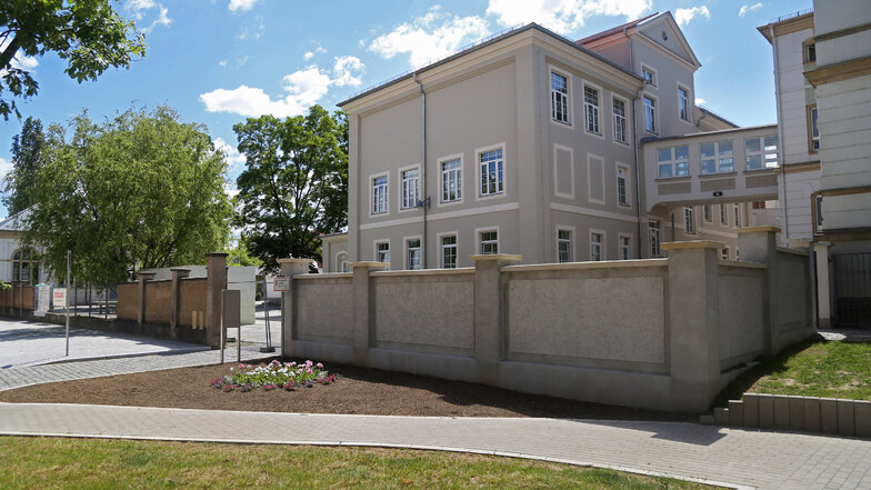 Die 1. Grundschule Riesa am Rathausplatz ist eine von drei städtischen Grundschulen in Riesa. Außerdem gibt es noch eine Freie Grundschule - und für die Einwohner der ländlichen Ortsteile eine in Prausitz.