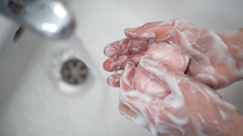 Hände waschen gegen Corona - das funktioniert, ist aber eine Strapaze für die Haut.