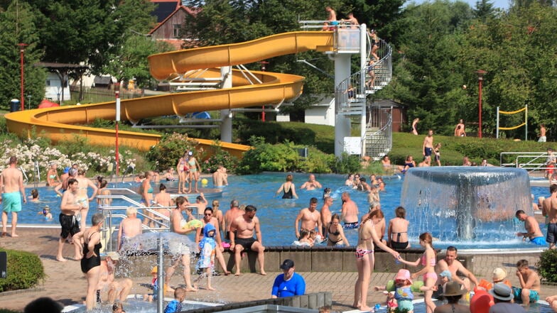 Großer Andrang im Freibad in Rathewalde. Dank des sommerlichen Wetters wird die Saison verlängert.