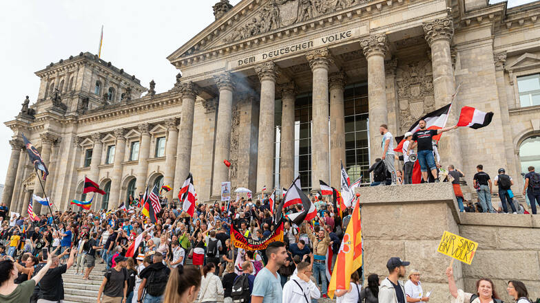 In den Fokus der Öffentlichkeit gerieten Reichsfahnen zuletzt Ende August, als Demonstranten die Treppe des Reichstagsgebäudes in Berlin besetzten.