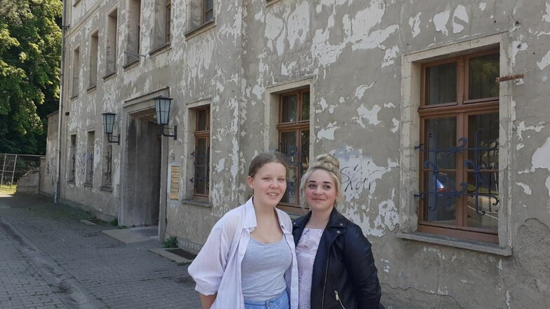 Nele und Luise, Schülersprecherinnen in der neunten Klasse, brachten den Scheck zur Zittauer Straße.