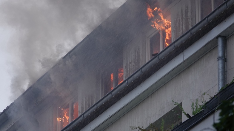 Die Flammen sind bis in zweite Obergeschoss durchgeschlagen.