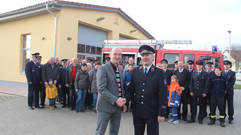 Am Sonnabend wurde das neue Feuerwehrhaus in Niederkaina eingeweiht. Finanzbürgermeister Robert Böhmer übergab es symbolisch an den Ortswehrleiter Hagen Tauchert.