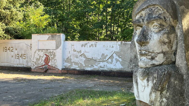 Die Mutter Heimat Figur wurde hierher umgesetzt. Im Hintergrund zeigt eine Wand den Weg der Sowjetarmee im Zweiten Weltkrieg von Moskau nach Berlin.