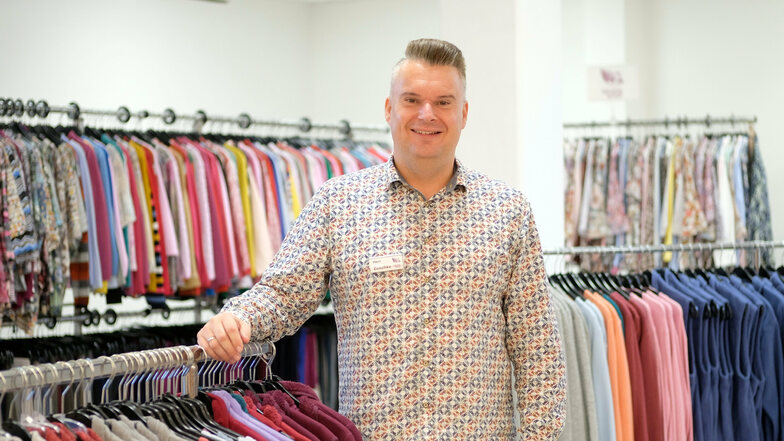 Sandro Zuschke verkauft im Elbecenter Kleidung für Senioren.