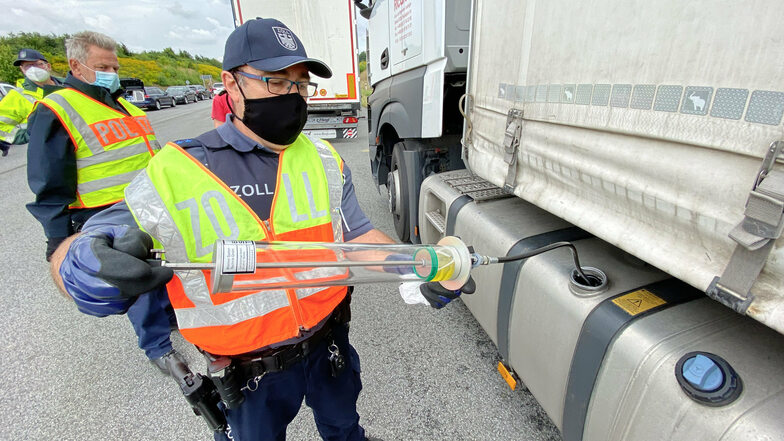 Ein Zöllner prüft, ob Lastwagen Diesel oder Heizöl getankt haben.