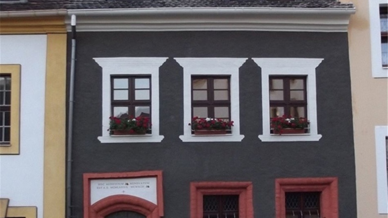 Die Fotos zeigen die Fassade des Hauses im Karpfengrund 1987 (links) und heute.