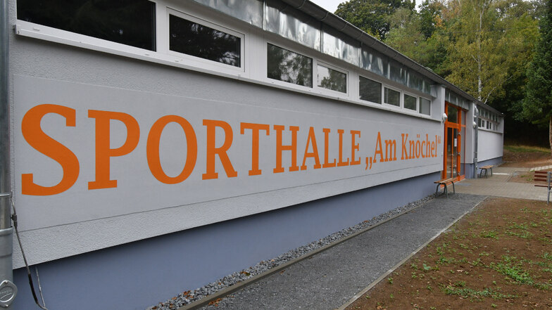 Sporthalle der Sebnitzer Oberschule "Am Knöchel": Fassade und Umkleiden sind schon saniert.