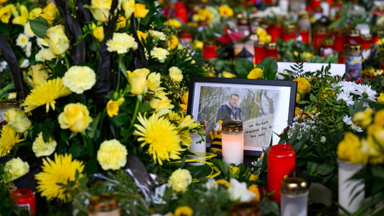 Zahlreiche Blumen, Kerzen, Fotos und Fan-Utensilien sind zum Gedenken an Hans-Jürgen Dörner, im Rudolf-Harbig-Stadion abgelegt worden.