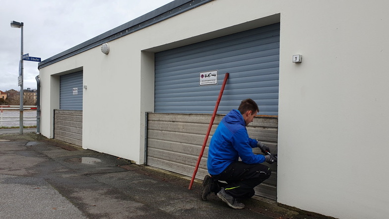 Die Schotten schließen: Ein Führer des Pirnaer Rudervereins wird für einen Spundwall eingesetzt, in der Garage gegerte Boote für das Hochwasser zu schützen.