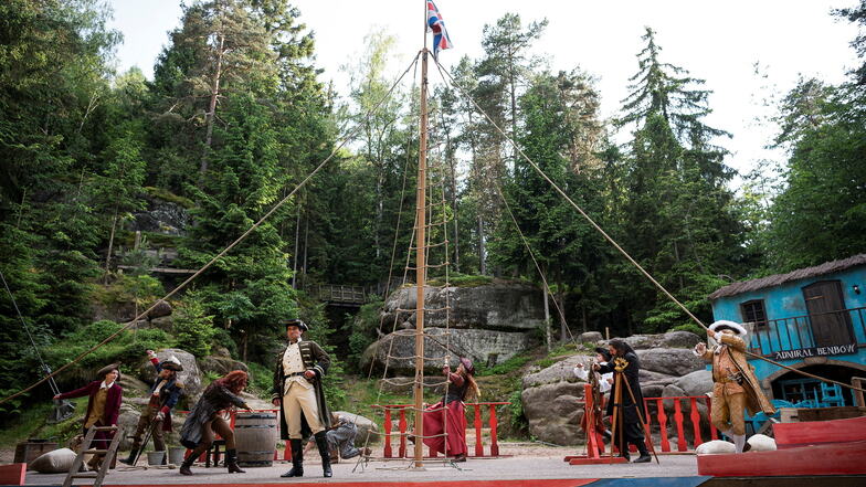 Die Jonsdorfer Waldbühne mitten in einer idyllischen Wald- und Felsenlandschaft wird vom Gerhart-Hauptmann-Theater Zittau-Görlitz und Gastspielkünstlern vom Frühsommer bis in den Herbst hinein bespielt. Geplant ist, hier künftig einen Ganzjahresbetrieb mit einem Herrnhuter Sterne-Pfad zu ermöglichen.