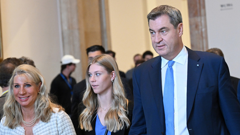 Der bayerische Ministerpräsident Markus Söder (CSU) kommt mit seiner Frau Karin Baumüller-Söder (links) und Tochter Selina zur Plenarsitzung des Bayerischen Landtags.