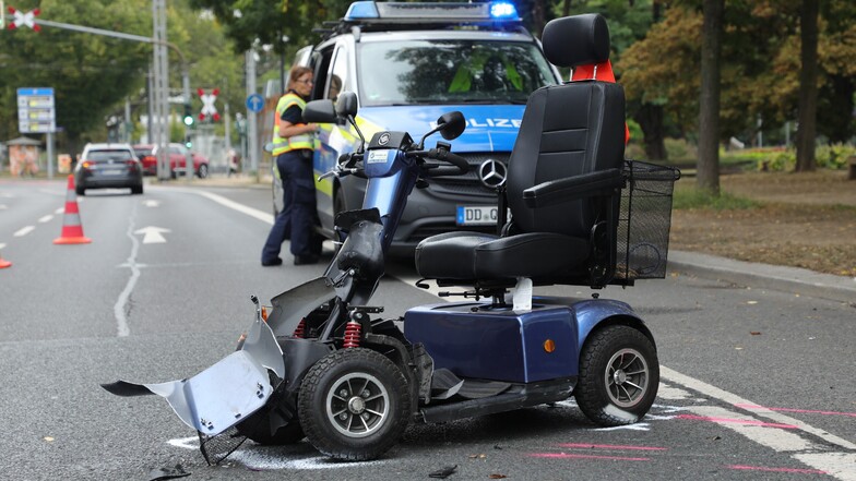 Schwerer Unfall in Dresden: 89-Jähriger im Rollstuhl schwer verletzt