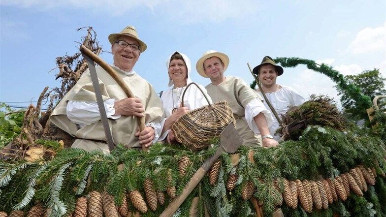 Wilfried Wetzel, Sabine Holfert, Gerd Holfert und Frank Holfert (v.l.n.r.) zeigten am Sonntag beim Festumzug in Colmnitz, wie Waldbauern im Mittelalter arbeiteten.