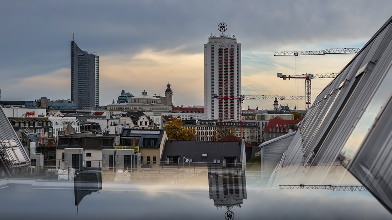 Die Skyline von Leipzig mit dem City-Hochhaus (l-r) und dem Wintergartenhochhaus. Die Stadt kostet die Tarifeinigung in zwei Jahren 45 Millionen Euro.