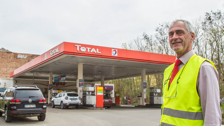 Gunter Richter ist Pächter der Total-Tankstelle in der Bahnhofstraße in Görlitz. Im Moment macht er eher Plus statt Minus. Aber am Benzin liegt das nicht.