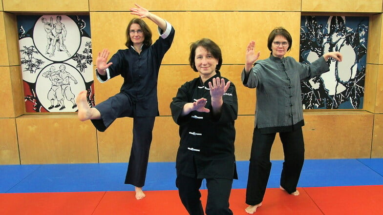 Irina Felber (l.), Ute Lachmann-Ludwig (r.) und Anett Dittmann (M.) vom Verein Furyu in Königsbrück beherrschen die asiatische Kampfkunst Taijiquan.