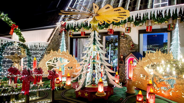 Zahlreiche Lichter erstrahlen am weihnachtlich geschmückten Haus einer Familie in Delmenhorst. Nun wird sie deswegen bedroht.