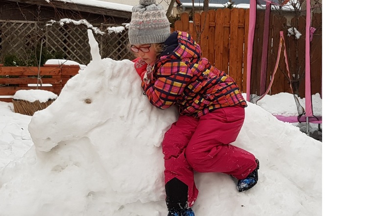 Mädchentraum: Der große Schneeberg im Garten von Franka Stephan gefällt besonders Tochter Paulina. Entstanden ist ein Schnee-Einhorn.