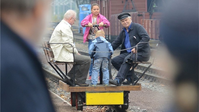 Familien konnten sich in Radebeul-Ost im Draisinefahren ausprobieren – wie Opa Ullrich Spevacek mit seinen Enkeln Marie und Malte.
