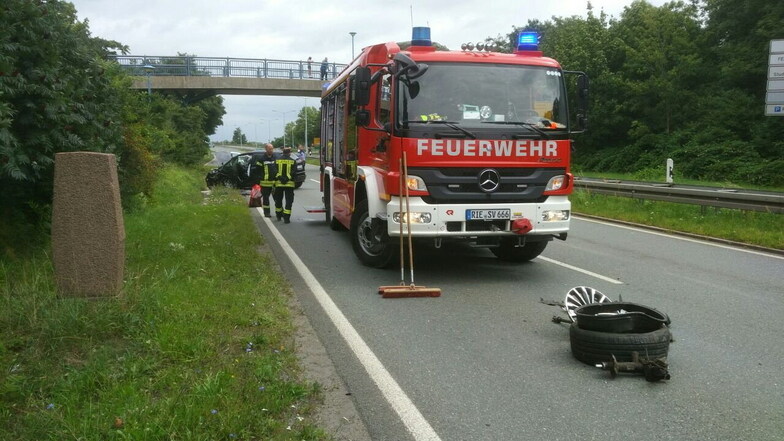 Bei einem schweren Unfall auf der B 169 in Riesa wurden am Donnerstag zwei Menschen verletzt.