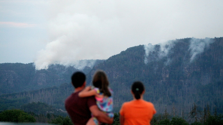 Die Feuer im Nationalpark Sächsische Schweiz und das Waldbetretungsverbot haben Urlauber verschreckt. Touristiker appellieren an sie, trotzdem hier Urlaub zu machen.