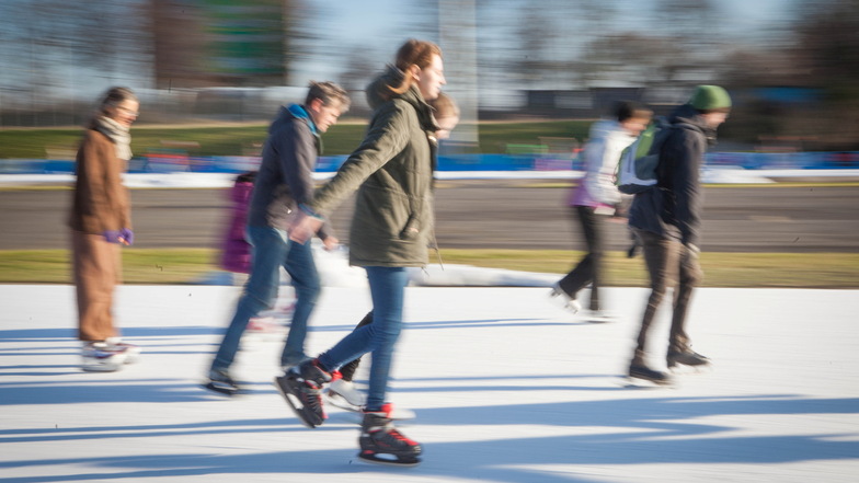 Eislaufen an der Energieverbund Arena in Dresden.
