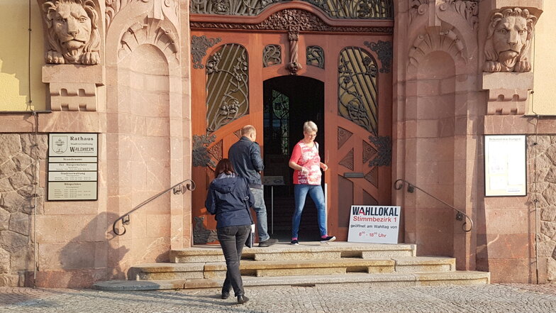 Schon am Vormittag war ein reges Begängnis am Wahllokal im Waldheimer Rathaus.
