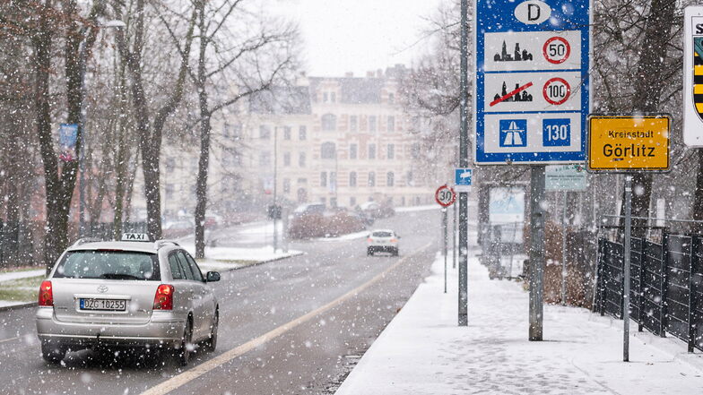 Ein polnisches Taxi auf dem Weg in die Innenstadt: Das Nachbarland ist als Risikogebiet eingestuft, für die Taxifahrer gilt eine Ausnahmegenehmigung.