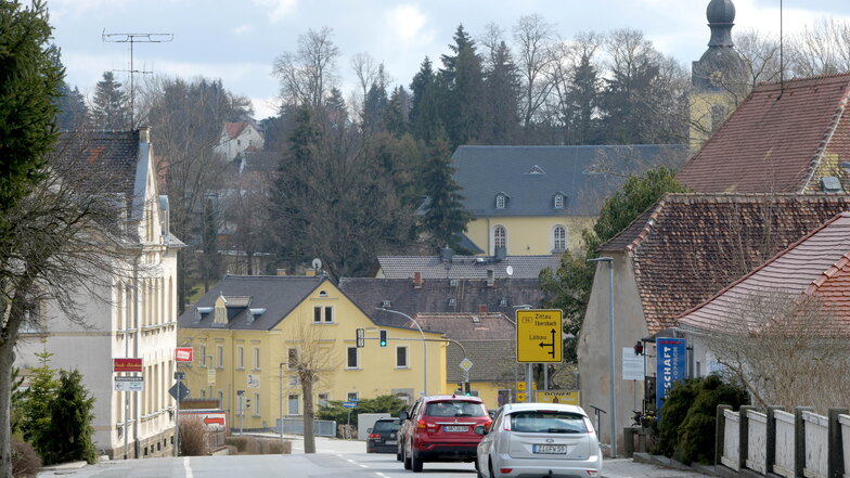 Blick auf Oppach mit der B 96 - eine von zwei Bundesstraßen, die durch den Ort führen.