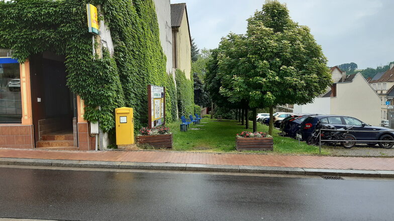 Auf der Grünfläche zwischen Döbelner Straße 1 und Parkplatz könnte eine DHL-Paketstation platziert werden.