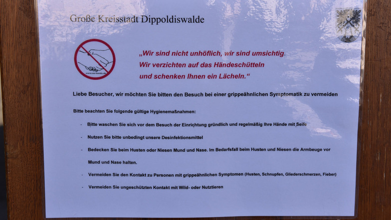 Mit diesem Aushang an der Rathaustür weist Dippoldiswaldes Oberbürgermeisterin auf das richtige Verhalten hin, mit dem man Ansteckungen vermeiden kann. 