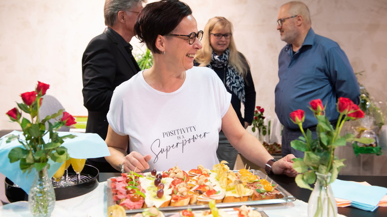 Eine Frau für alle Fälle: DDV-Eventmanagerin Christiane Weikert sorgte mit Häppchen von Feinkost-Hoffmann aus Großenhain und Aufmerksamkeit in jeglichem Sinne für die perfekte Bewirtung der Gäste.