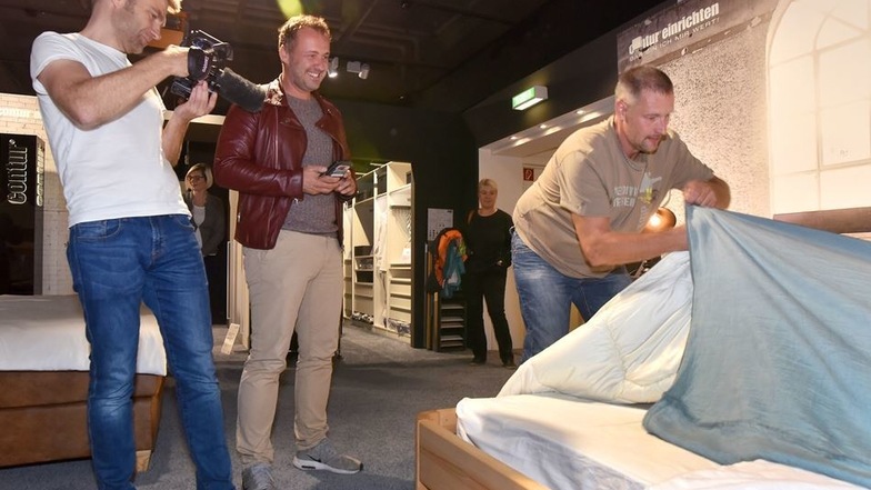 Während Jörg Uhlmann ein Bett nach dem anderen bezieht, hält Kameramann Michael Sommermeyer die Bilder fest und Moderator Sivio Zschage stoppt die Zeit.