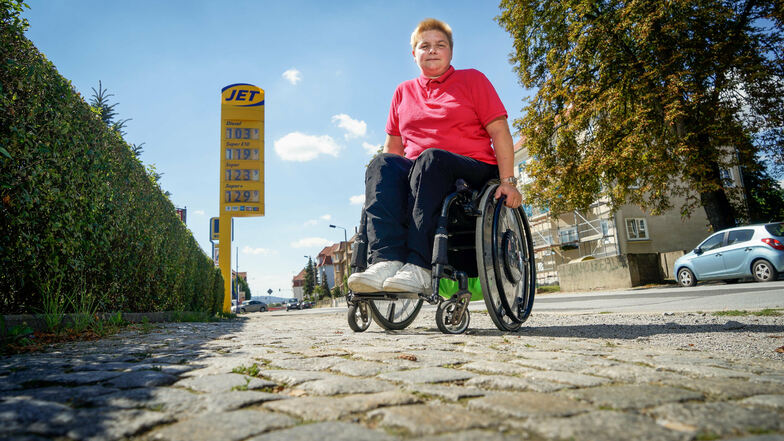 Pflastersteine fehlen, Teile des Weges sind ausgewaschen: Der Gehweg an der Stieberstraße in Bautzen ist für Manuela Fleischer, die im Rollstuhl sitzt, ein schwieriges Terrain.
