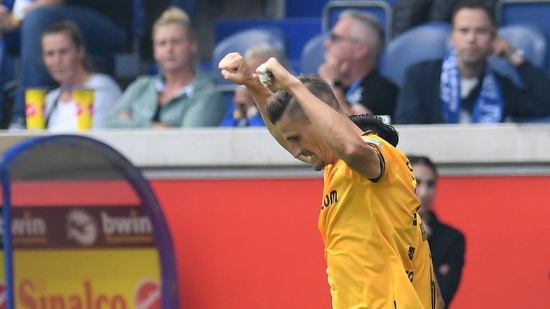 Dynamos Rückkehrer Stefan Kutschke ballt die Fäuste. Mit seinem verwandelten Elfmeter besiegelte er den Sieg in Duisburg - und das Ende seiner eigenen Torlos-Serie.