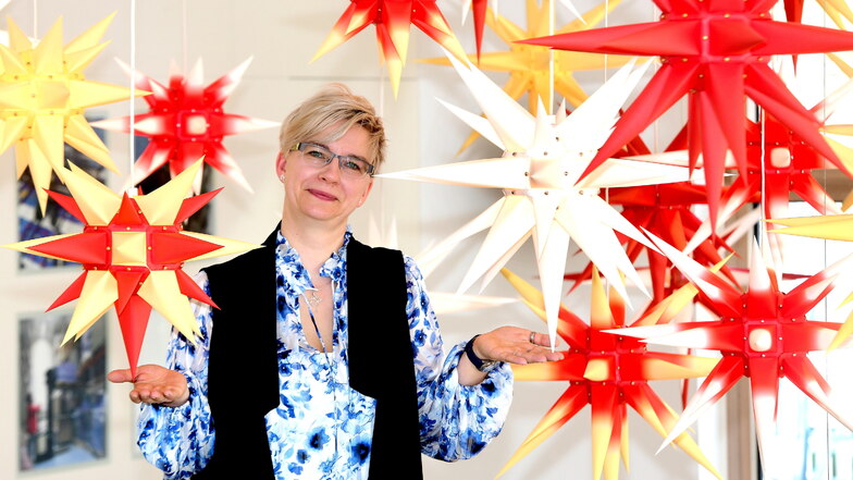 Katja Ruppert ist die neue Geschäftsführerin der Herrnhuter Sterne GmbH. Sterne leuchten bei ihr zu Hause ganzjährig. Sie selbst mag Blau- und Grüntöne, zu Weihnachten warme Farben.