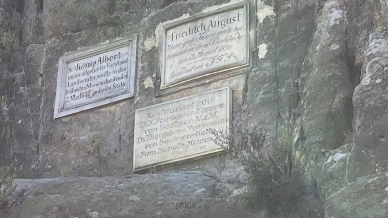 In der Felswand über dem Biergarten wurden die Sachsen-Könige Friedrich-August II. und Albert verewigt.