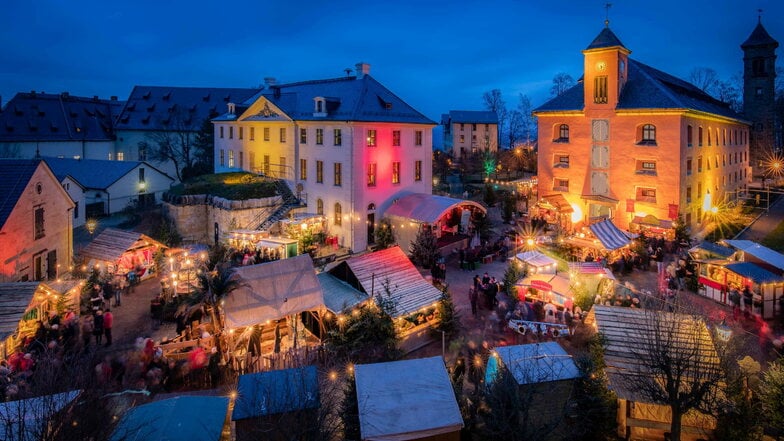 Beschaulich und romantisch, so ist der Weihnachtsmarkt auf der Festung Königstein. Damit das so bleibt, werden die Eintrittskarten begrenzt.