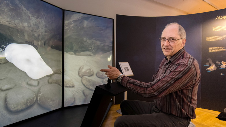 Der Leiter des Senckenberg-Museumsbereichs Axel Christian erkundet in der Grundwasserausstellung virtuell ein Höhlensystem und begegnet dabei einem Grottenolm.