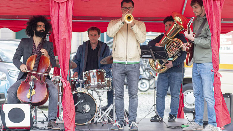 Die Band „Banda Internationale“ sorgte für den passenden Sound beim Kamenzer Friedensfest am Dienstag auf dem Marktplatz.