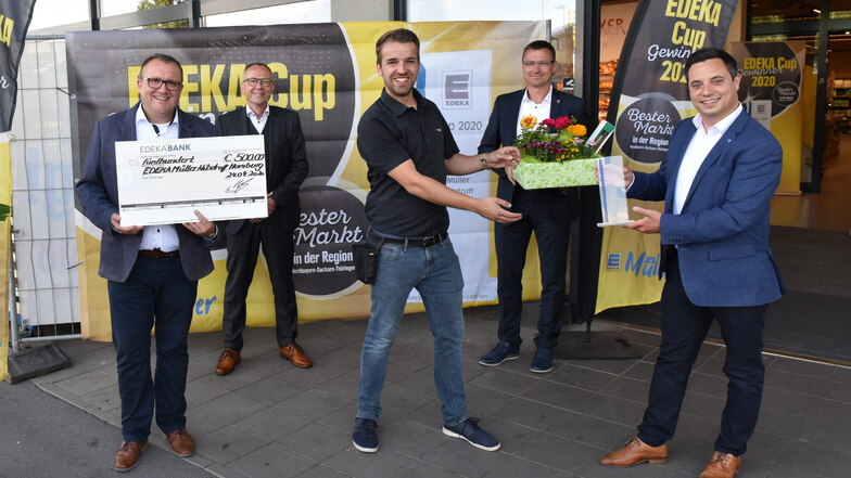 Patrick Müller (Mitte) hat den Edeka-Cup gewonnen. Gesamtverkaufsleiter Tobias Heß (re.)und Verkaufsleiter Tino Nolte (li.) überreichen die Preise. Zugegen sind auch Wilsdruffs Bürgermeister Ralf Rother und Heiko Weigel in Vertretung des Landrates.
