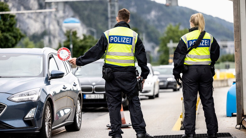 Deutsche Bundespolizisten beobachten an der Grenze zu Österreich auf der Autobahn A93 den Verkehr. Faeser hat die Kontrollen dort verlängert.