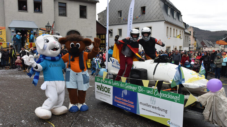 Mit einem eigenen Wagen war auch die Bobbahn Altenberg mit dabei. Wegen der Weltmeisterschaft fand schließlich der Faschingsumzug in diesem Jahr eine Woche eher statt.